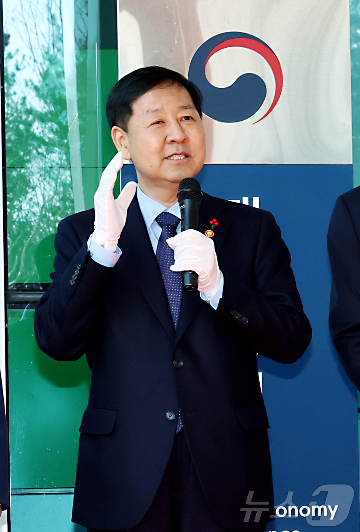 (세종=뉴스1) 김기남 기자 = 구윤철 부총리 겸 재정경제부 장관이 2일 세종시 정부세종청사 중앙동에서 열린 재정경제부 출범 현판 제막을 마친 뒤 인사말을 하고 있다. 2026.1 …