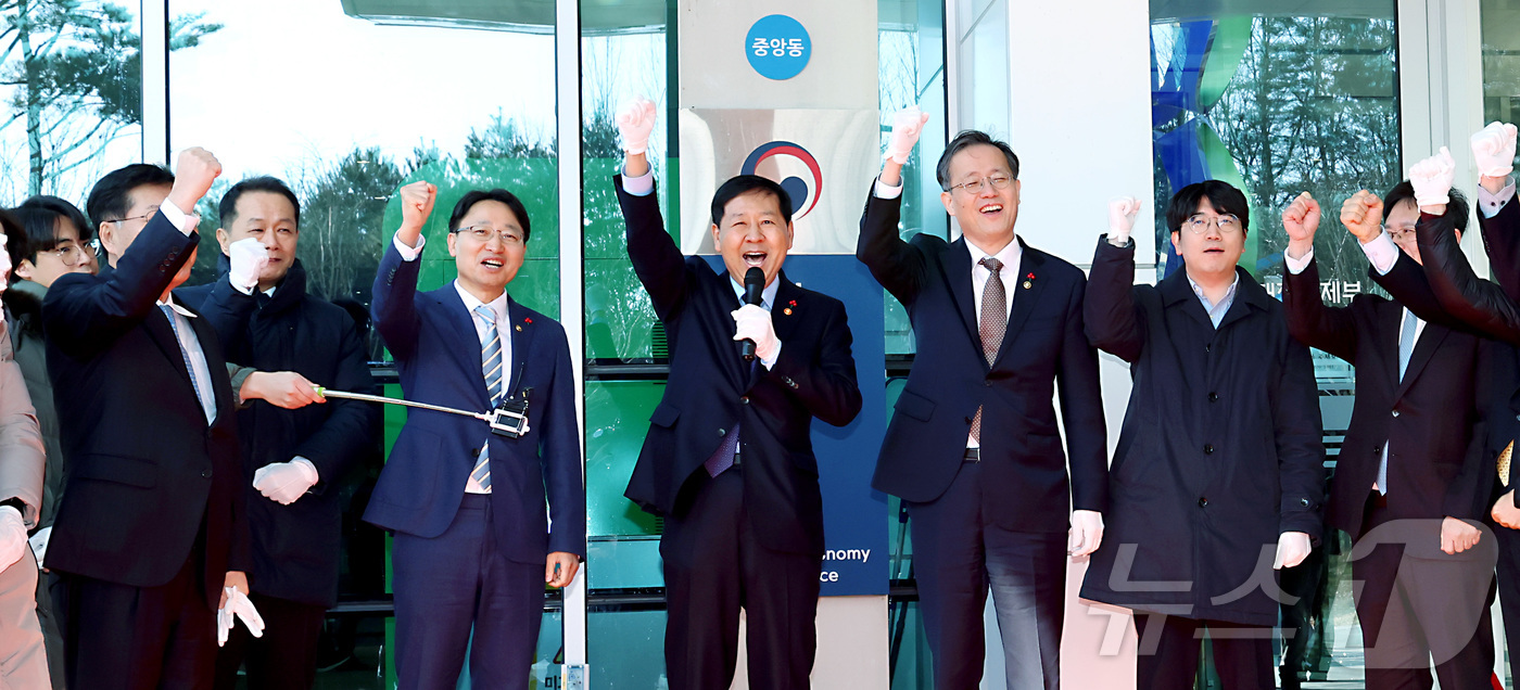 (세종=뉴스1) 김기남 기자 = 구윤철 부총리 겸 재정경제부 장관이 2일 세종시 정부세종청사 중앙동에서 열린 재정경제부 출범 현판 제막을 마친 뒤 참석자들과 화이팅을 외치고 있다. …