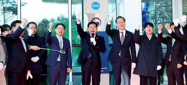 재정경제부 출범 화이팅 외치는 구윤철 부총리