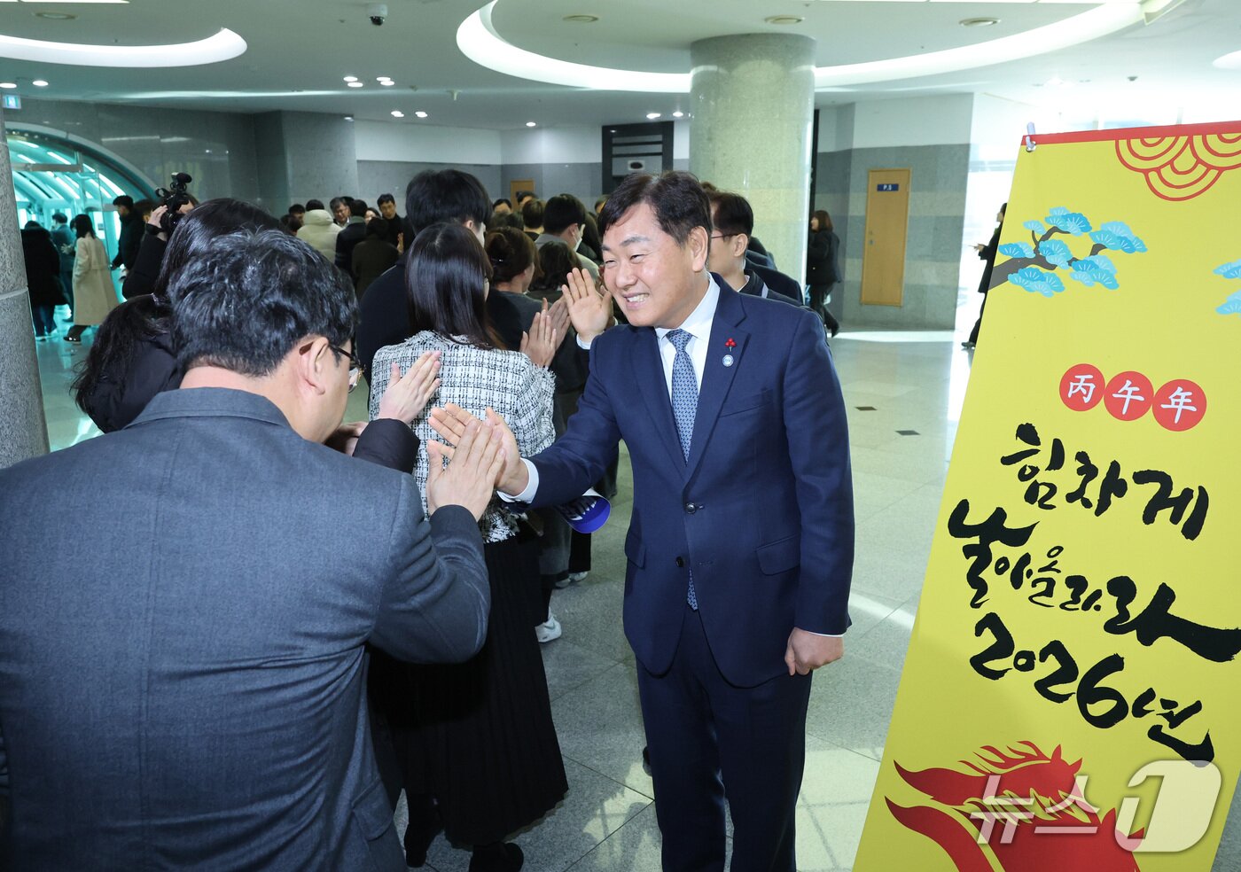 본문 이미지 - 2일 전북도청 공연장에서 2026년 병오년 시무식이 개최된 가운데 김관영 도지사가 직원들과 손벽을 마주치며 인사를 나누고 있다.(전북도 제공. 재판매 및 DB금지)/뉴스1