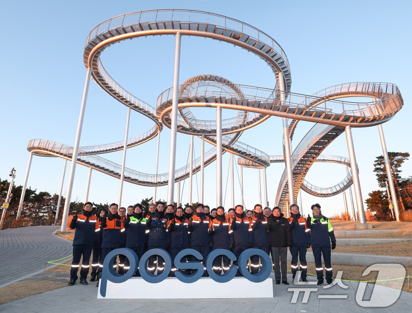 (포항=뉴스1) 최창호 기자 = 장인화 포스코 홀딩스 회장과 4대 사업회사 본부장과 협력사, 노경협 전사 대표와 노조 위원장 등이 참석한 가운데 포항 환호공원 스페이스워크에서 포스 …