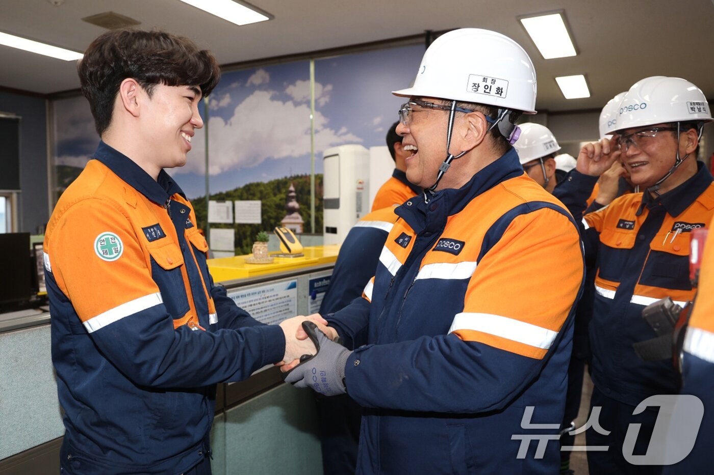 본문 이미지 - 장인화 포스코 회장이 2일 포스코 포항제철소에서 근무 중인 직원들과 만나 격력하고 있다.(포스코 포항제철소제공, 재판매 및 DB금지) 2026.1.2/뉴스1 ⓒ News1 최창호 기자