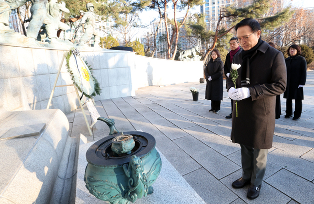 임태희 경기도교육감, 안양 현충탑 참배로 새해 일정 시작