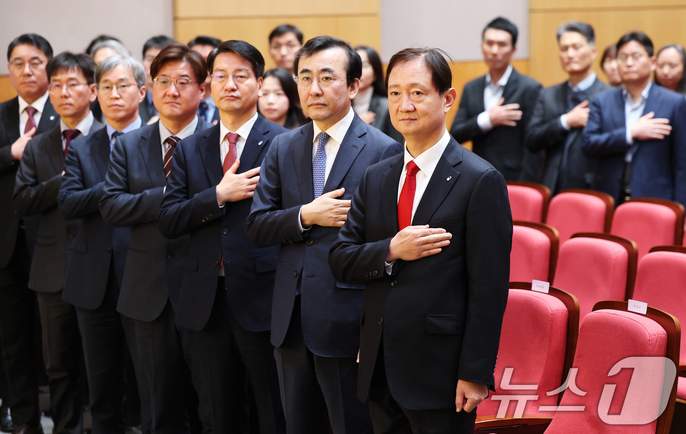 (서울=뉴스1) 오대일 기자 = 이찬진 금융감독원장(오른쪽)이 2일 오전 서울 영등포구 금융감독원에서 열린 2026년 시무식에서 직원들과 국기에 경례하고 있다. 2026.1.2/뉴 …