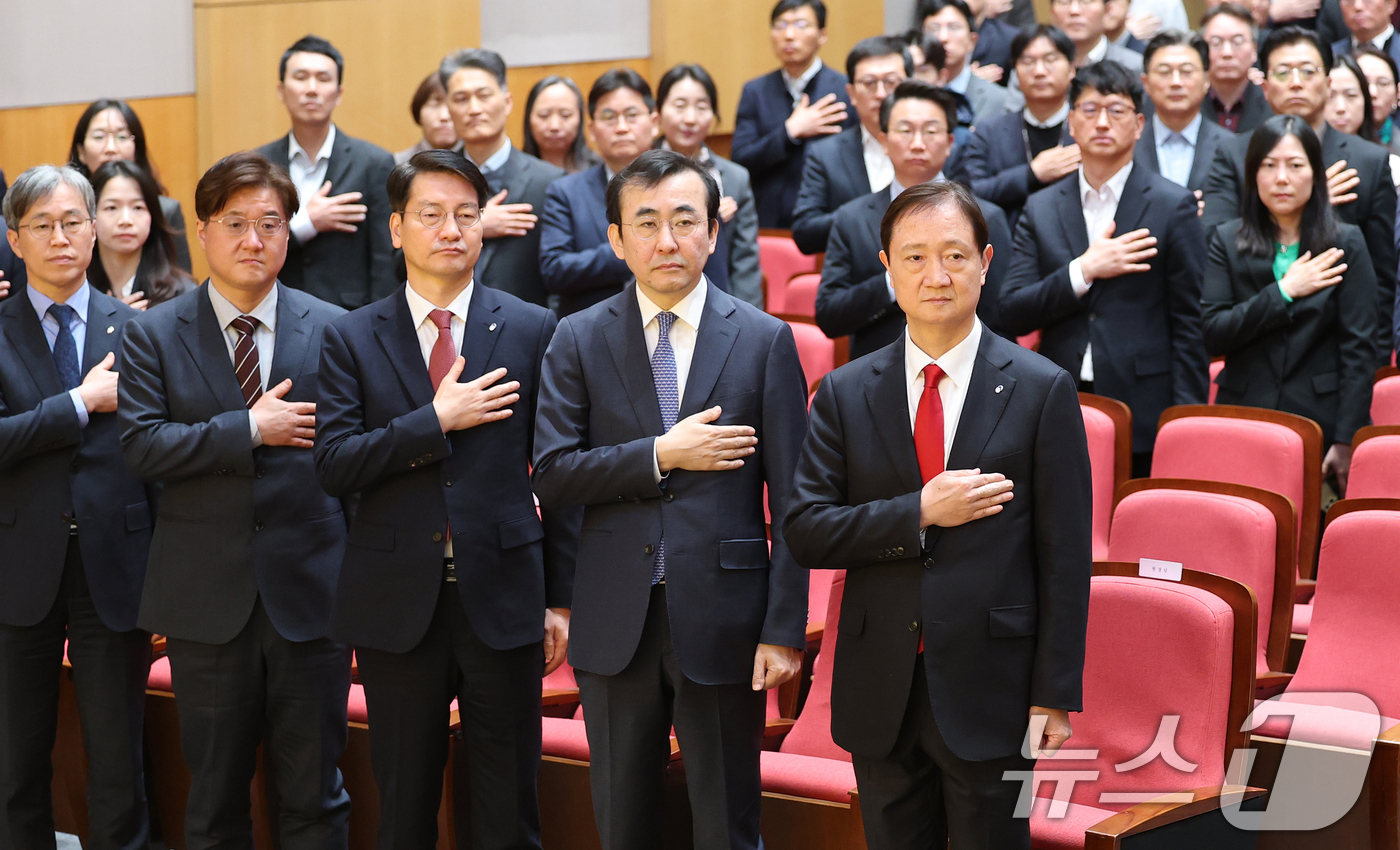 (서울=뉴스1) 오대일 기자 = 이찬진 금융감독원장(앞줄 오른쪽)이 2일 오전 서울 영등포구 금융감독원에서 열린 2026년 시무식에서 직원들과 국기에 경례하고 있다. 2026.1. …