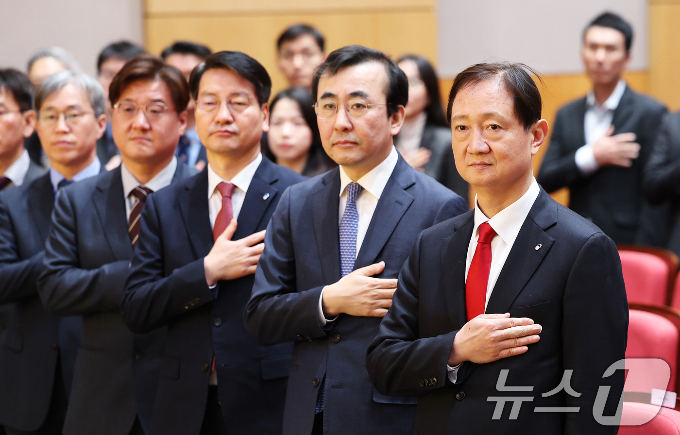 (서울=뉴스1) 오대일 기자 = 이찬진 금융감독원장(오른쪽)이 2일 오전 서울 영등포구 금융감독원에서 열린 2026년 시무식에서 직원들과 국기에 경례하고 있다. 2026.1.2/뉴 …