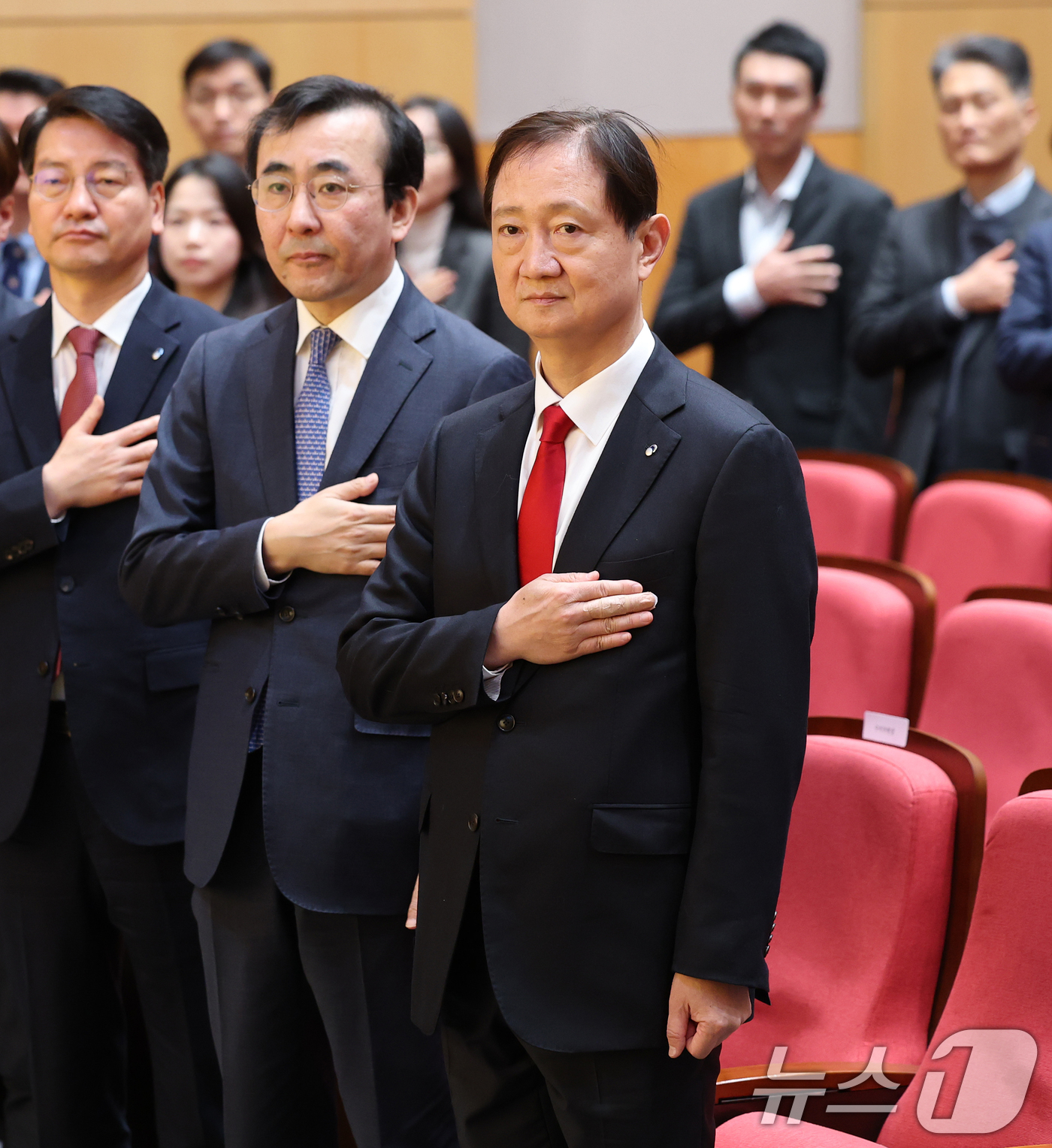 (서울=뉴스1) 오대일 기자 = 이찬진 금융감독원장이 2일 오전 서울 영등포구 금융감독원에서 열린 2026년 시무식에서 직원들과 국기에 경례하고 있다. 2026.1.2/뉴스1