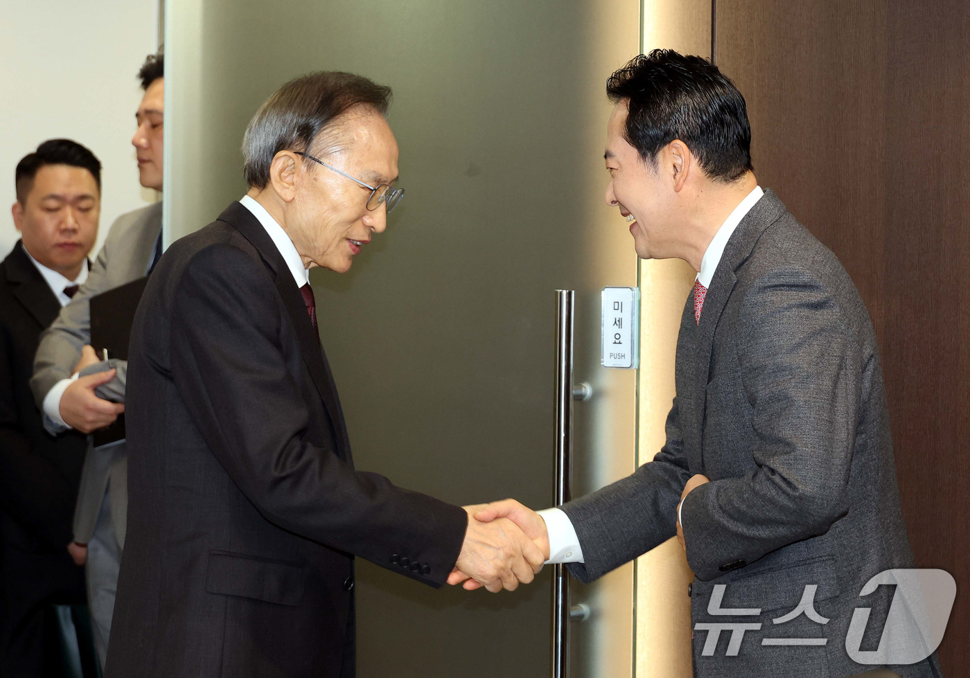 (서울=뉴스1) 국회사진기자단 = 장동혁 국민의힘 대표가 2일 서울 서초구 영포빌딩에서 이명박 전 대통령을 예방, 인사를 나누고 있다. 2026.1.2/뉴스1