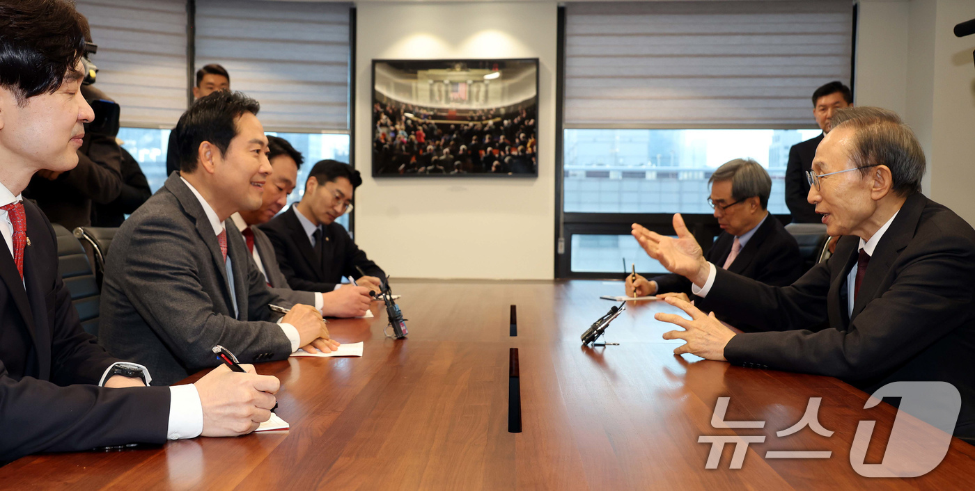 (서울=뉴스1) 국회사진기자단 = 장동혁 국민의힘 대표가 2일 서울 서초구 영포빌딩에서 이명박 전 대통령을 예방, 외연 확장 등 당 운영 방안과 지방선거 전략에 관한 조언을 듣고 …