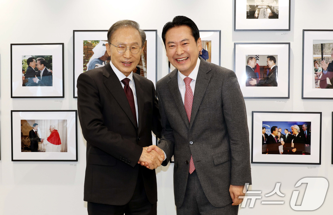 (서울=뉴스1) 국회사진기자단 = 장동혁 국민의힘 대표가 2일 서울 서초구 영포빌딩에서 이명박 전 대통령을 예방, 기념 촬영을 하고 있다. 2026.1.2/뉴스1