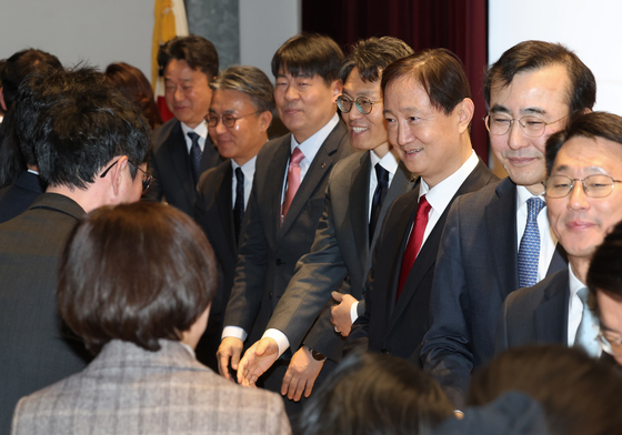 직원들과 인사하는 이찬진 금감원장