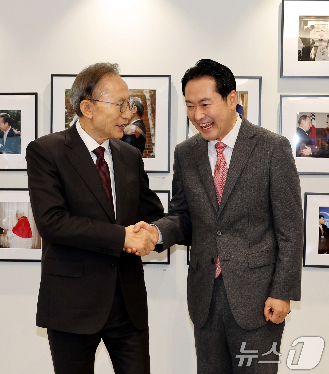 (서울=뉴스1) 국회사진기자단 = 장동혁 국민의힘 대표가 2일 서울 서초구 영포빌딩에서 이명박 전 대통령을 예방, 기념 촬영을 하고 있다. 2026.1.2/뉴스1