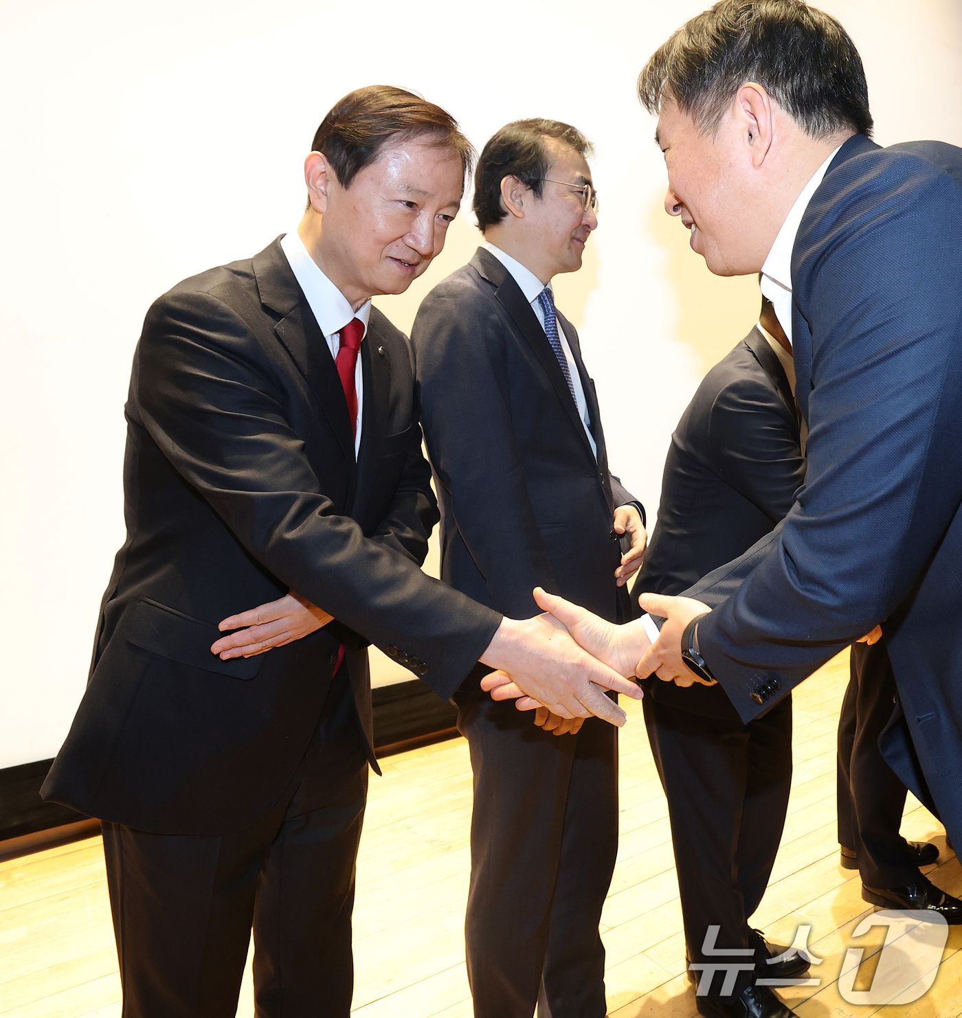 (서울=뉴스1) 오대일 기자 = 이찬진 금융감독원장이 2일 오전 서울 영등포구 금융감독원에서 열린 2026년 시무식에서 직원들과 새해 인사를 하고 있다. 2026.1.2/뉴스1