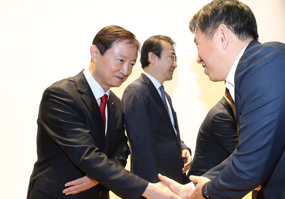 시무식 인사 나누는 이찬진 금감원장