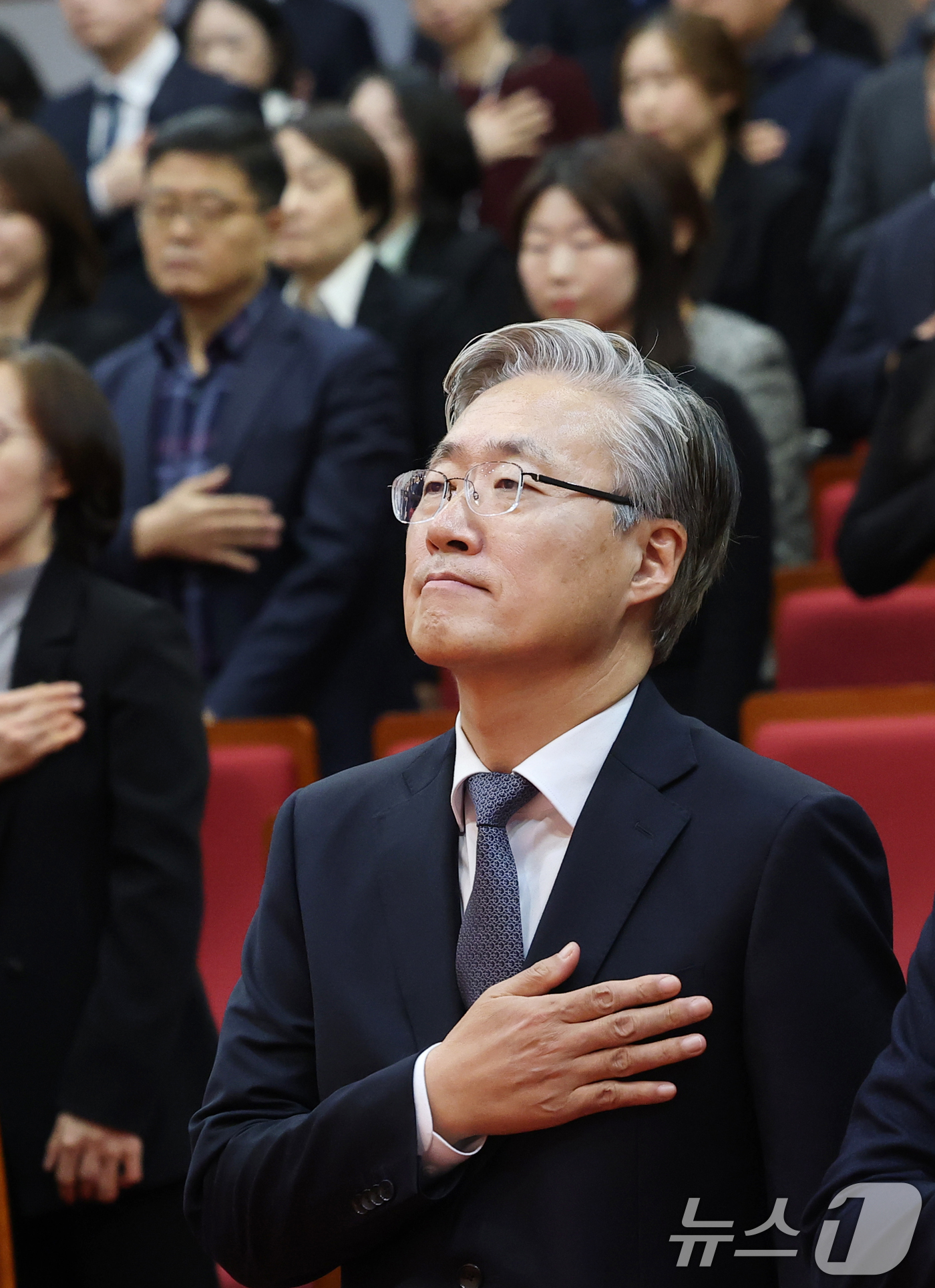 (서울=뉴스1) 권현진 기자 = 김형두 헌법재판관이 2일 오전 서울 종로구 헌법재판소에서 열린 2026년 시무식에서 국민의례를 하고 있다. 2026.1.2/뉴스1