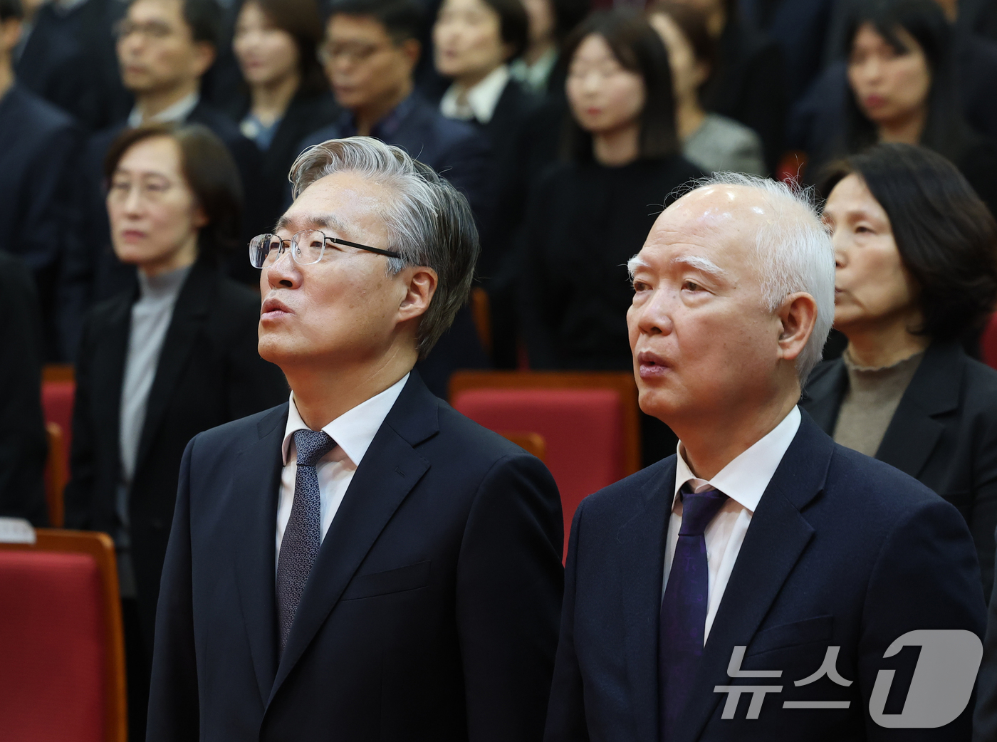 (서울=뉴스1) 권현진 기자 = 김형두, 정형식 헌법재판관이 2일 오전 서울 종로구 헌법재판소에서 열린 2026년 시무식에서 애국가를 제창하고 있다. 2026.1.2/뉴스1
