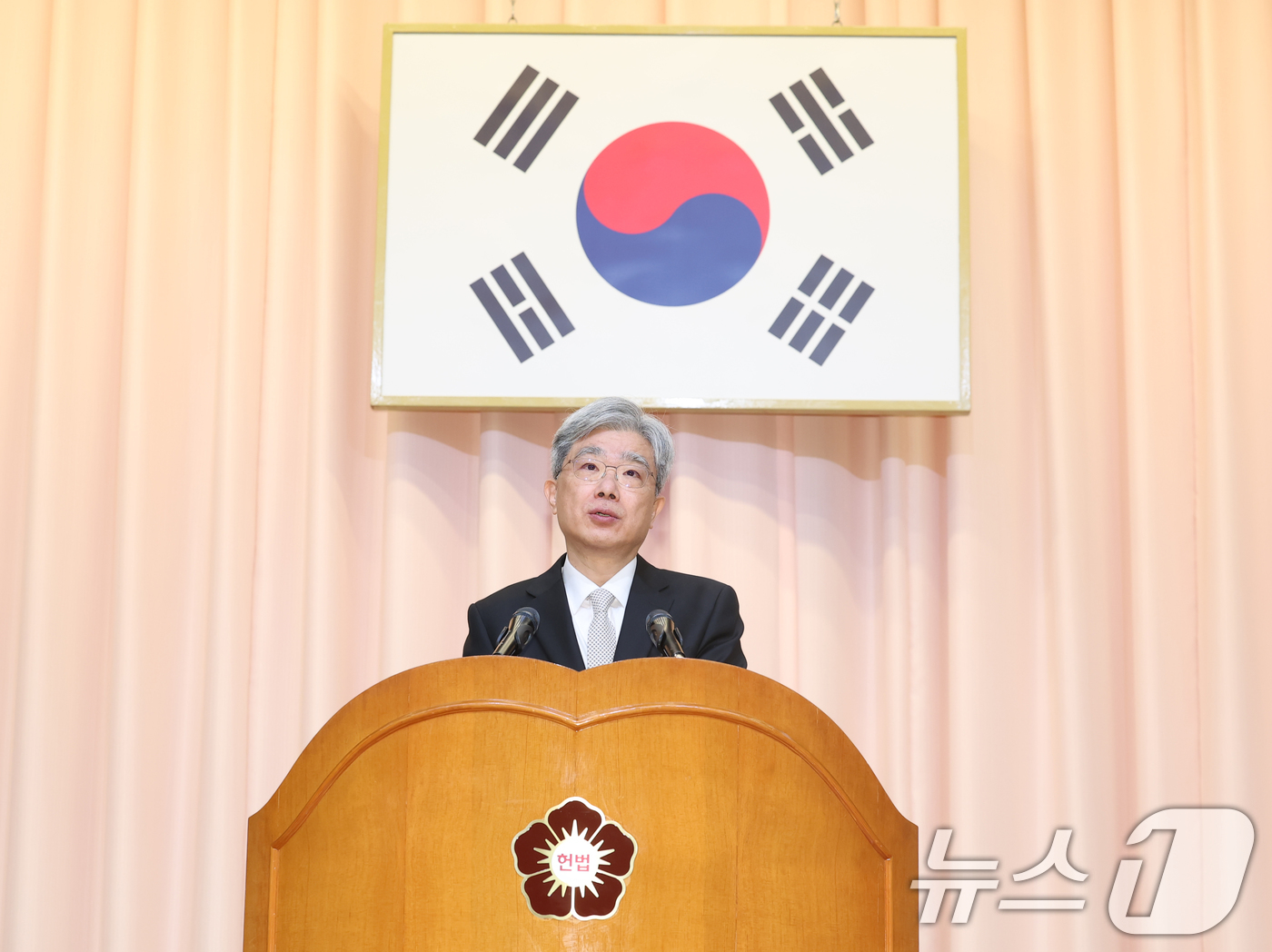 (서울=뉴스1) 권현진 기자 = 김상환 헌법재판소장이 2일 오전 서울 종로구 헌법재판소에서 열린 2026년 시무식에서 신년사를 하고 있다. 2026.1.2/뉴스1