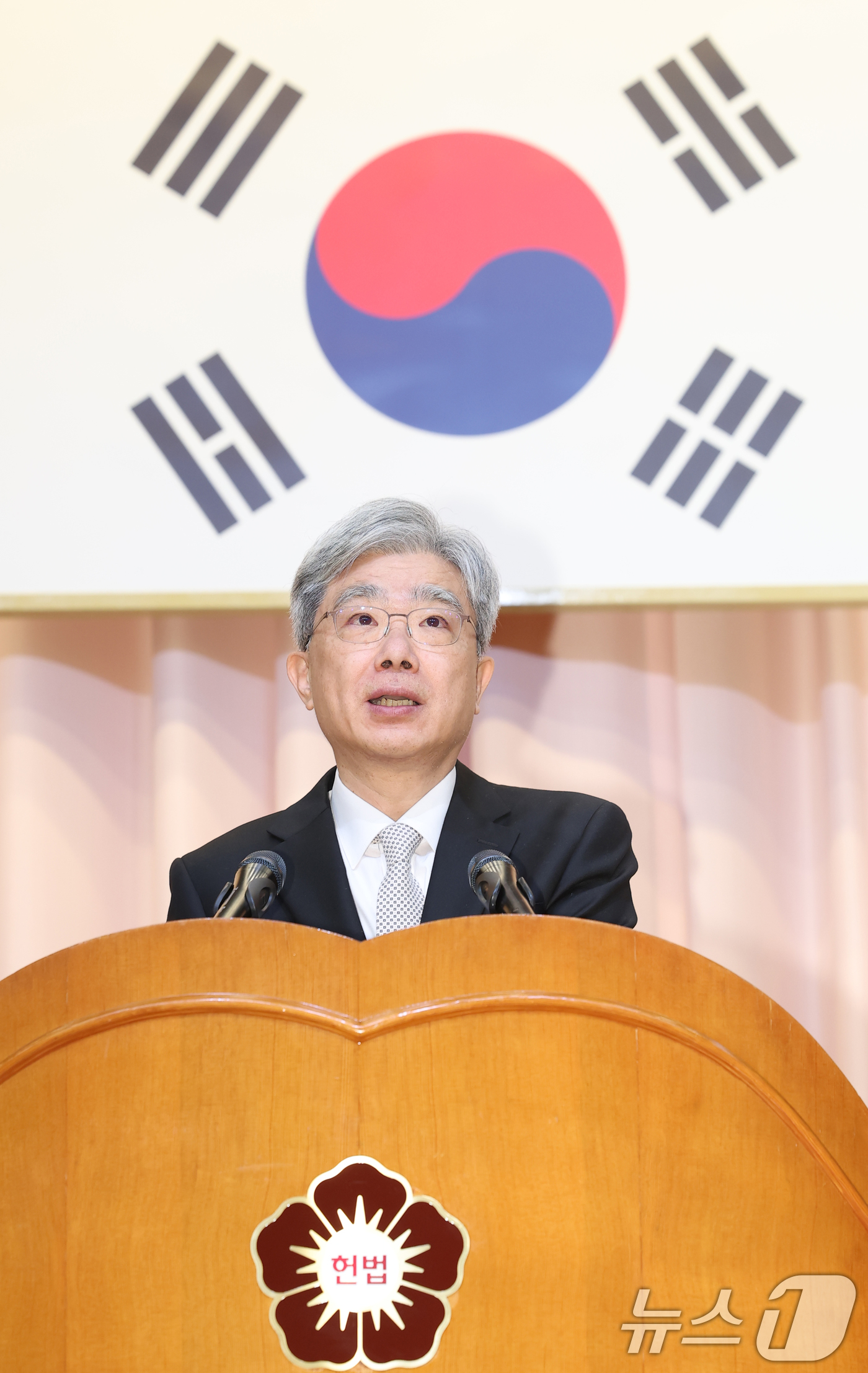 (서울=뉴스1) 권현진 기자 = 김상환 헌법재판소장이 2일 오전 서울 종로구 헌법재판소에서 열린 2026년 시무식에서 신년사를 하고 있다. 2026.1.2/뉴스1