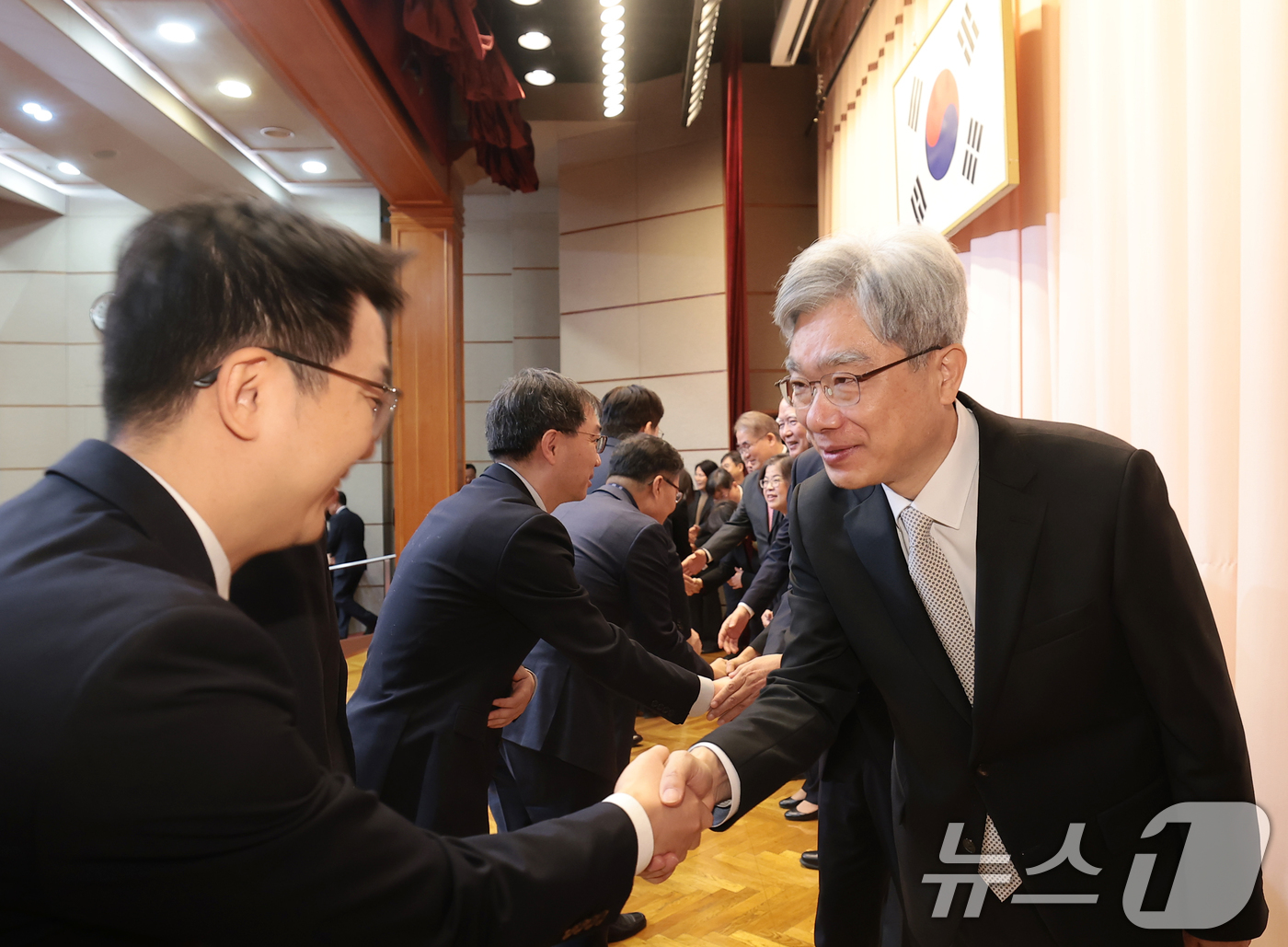 (서울=뉴스1) 권현진 기자 = 김상환 헌법재판소장이 2일 오전 서울 종로구 헌법재판소에서 열린 2026년 시무식에서 참석자들과 인사를 나누고 있다. 2026.1.2/뉴스1