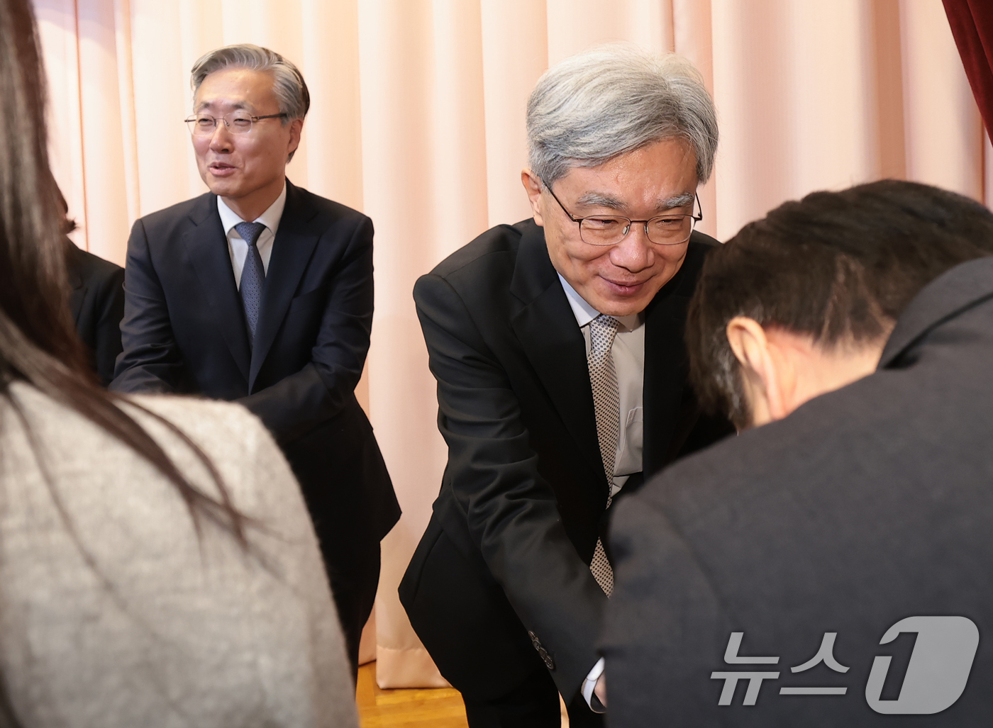 (서울=뉴스1) 권현진 기자 = 김상환 헌법재판소장(오른쪽)과 김형두 재판관이 2일 오전 서울 종로구 헌법재판소에서 열린 2026년 시무식에서 직원들과 신년 인사를 나누고 있다. …