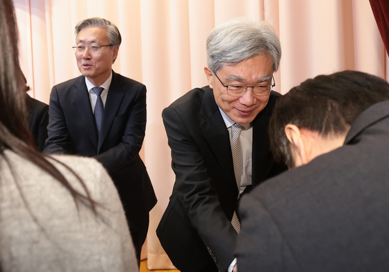 신년 인사 나누는 김형두 자팬관과 김상환 헌법소장