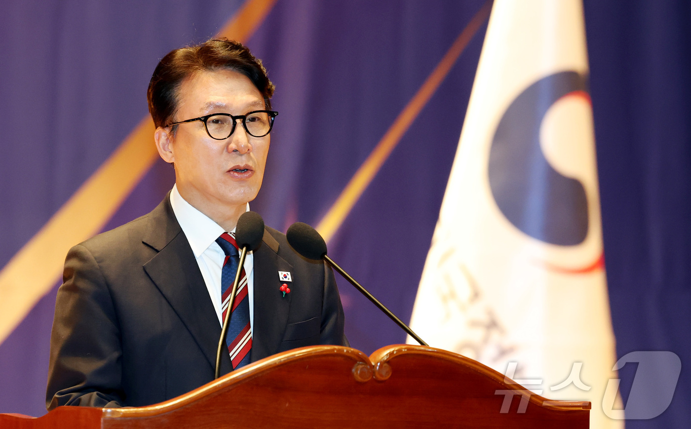 (세종=뉴스1) 김기남 기자 = 김민석 국무총리가 2일 세종시 정부세종청사에서 열린 정부 시무식에 참석하여 신년사를 하고 있다. 2026.1.2/뉴스1