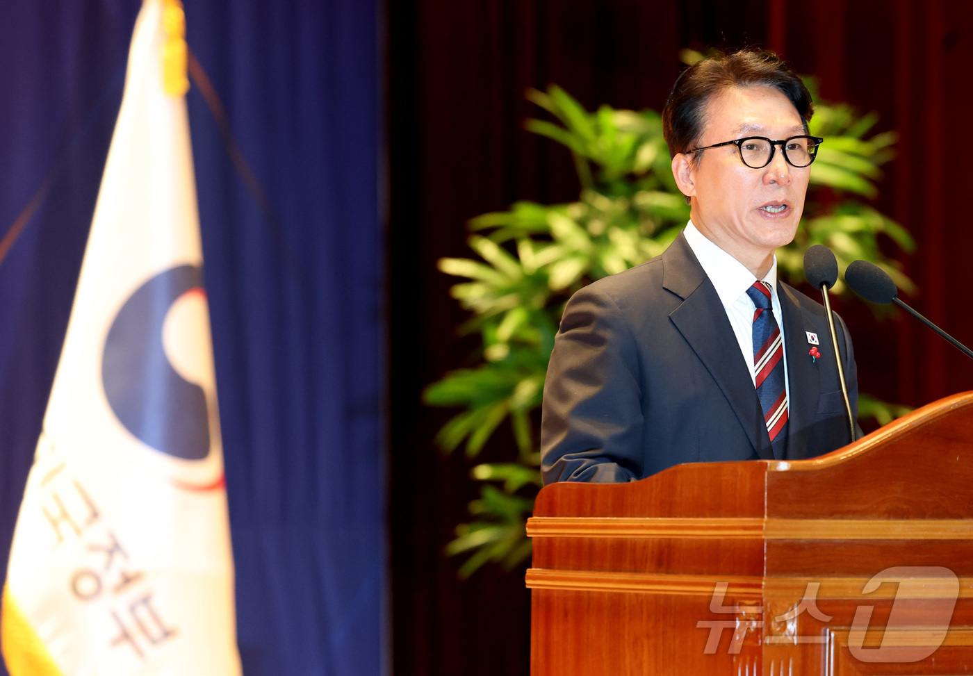 (세종=뉴스1) 김기남 기자 = 김민석 국무총리가 2일 세종시 정부세종청사에서 열린 정부 시무식에 참석하여 신년사를 하고 있다. 2026.1.2/뉴스1