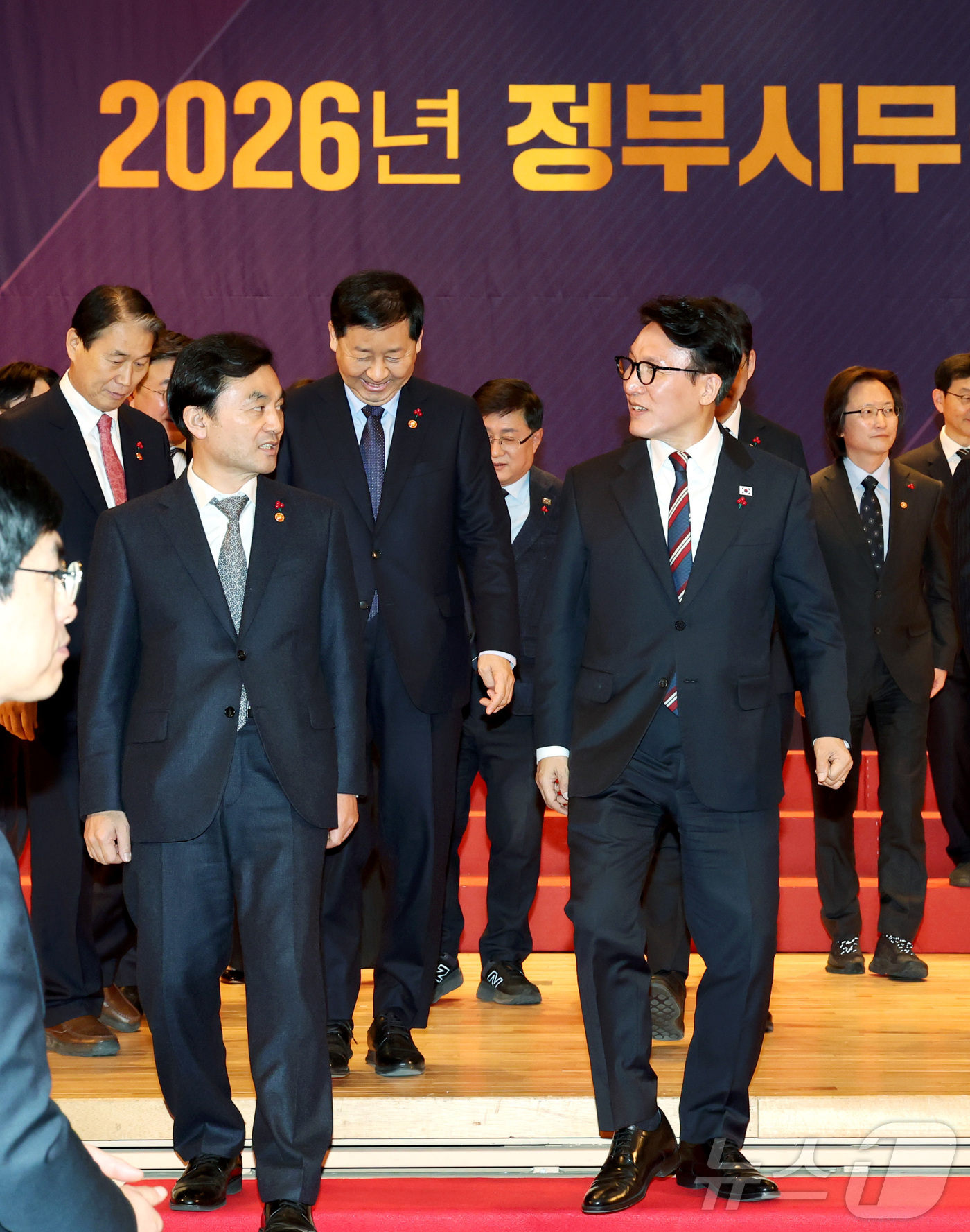 (세종=뉴스1) 김기남 기자 = 김민석 국무총리가 2일 세종시 정부세종청사에서 열린 정부 시무식을 마친 뒤 안규백 국방부 장관과 이야기를 나누며 퇴장하고 있다. 2026.1.2/뉴 …