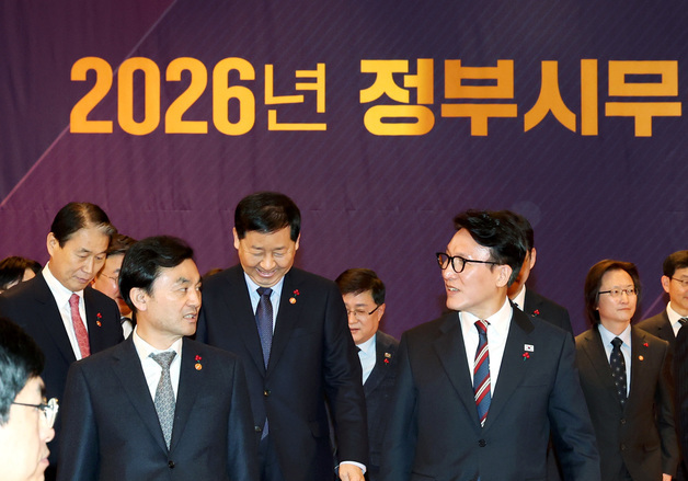 국방장관과 이야기 나누는 김민석 국무총리