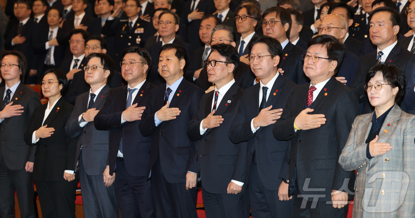 (세종=뉴스1) 김기남 기자 = 김민석 국무총리를 비롯한 국무위원들이 2일 세종시 정부세종청사에서 열린 2026년 정부 시무식에 참석하여 국민의례를 하고 있다. 2026.1.2/뉴 …