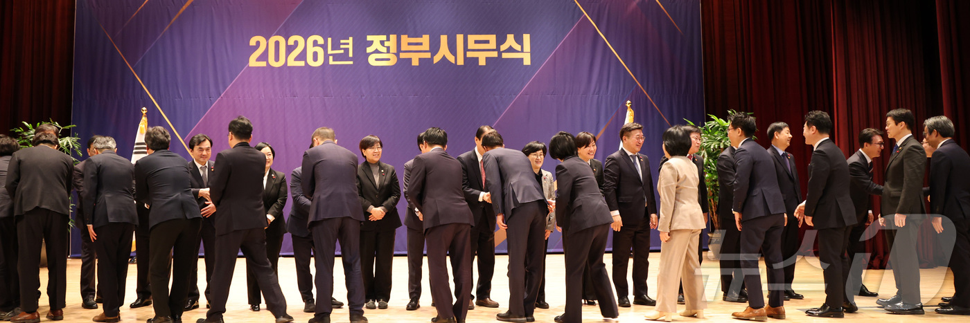 (세종=뉴스1) 김기남 기자 = 김민석 국무총리를 비롯한 국무위원들이 2일 세종시 정부세종청사에서 열린 2026년 정부 시무식을 마친 뒤 신년 인사를 나누고 있다. 2026.1.2 …