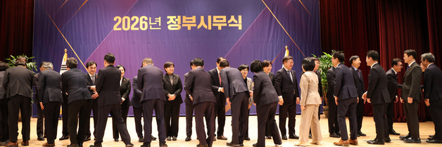 2026년 정부 시무식, 인사 나누는 김민석 국무총리