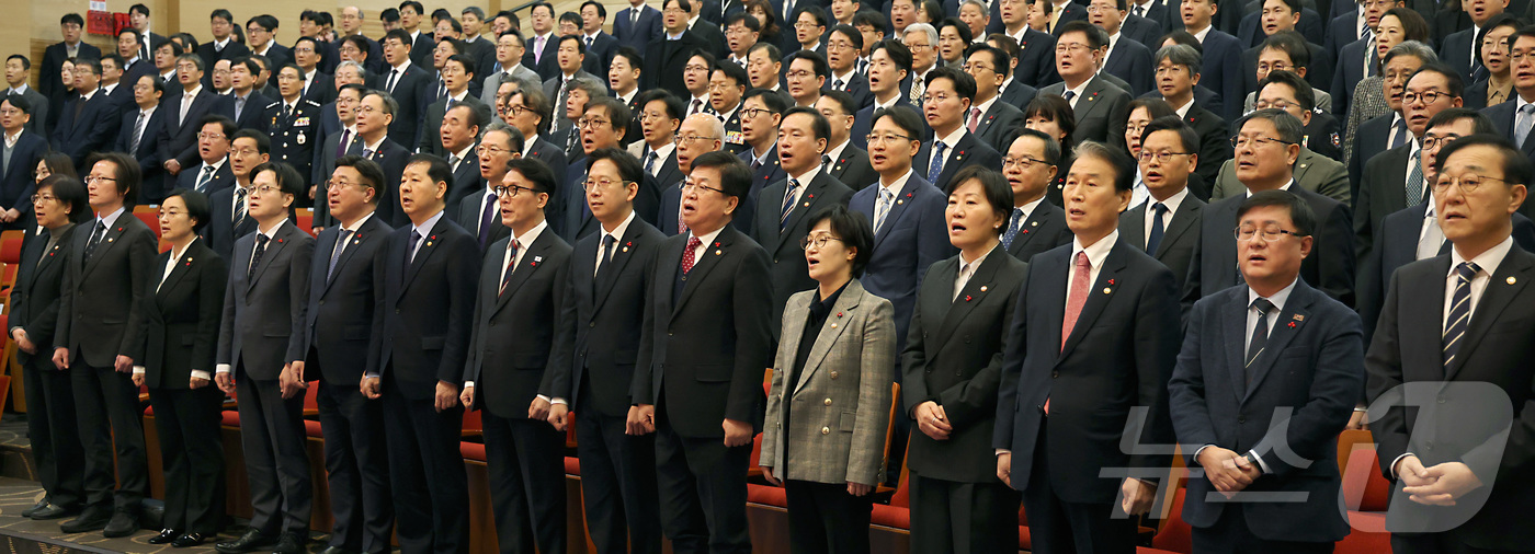 (세종=뉴스1) 김기남 기자 = 김민석 국무총리를 비롯한 국무위원들이 2일 세종시 정부세종청사에서 열린 2026년 정부 시무식에 참석하여 애국가를 제창하고 있다. 2026.1.2/ …