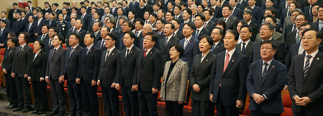 2026년 정부 시무식, 애국가 제창하는 국무위원들