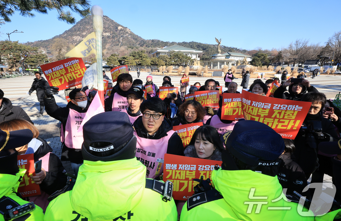 (서울=뉴스1) 김진환 기자 = 전국철도노동조합 코레일네트웍스지부·철도고객센터지부 조합원들이 2일 서울 종로구 청와대 분수광장에서 저임금 간접고용 노동자들의 생계 보장 요구와 이재 …