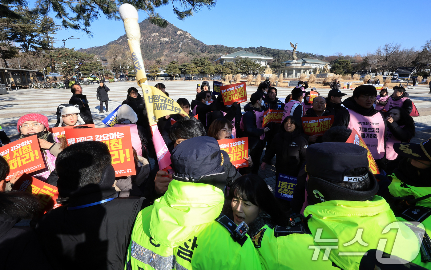 (서울=뉴스1) 김진환 기자 = 전국철도노동조합 코레일네트웍스지부·철도고객센터지부 조합원들이 2일 서울 종로구 청와대 분수광장에서 저임금 간접고용 노동자들의 생계 보장 요구와 이재 …