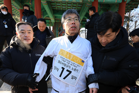 경찰에 의해 제지되는 철도노조 조합원