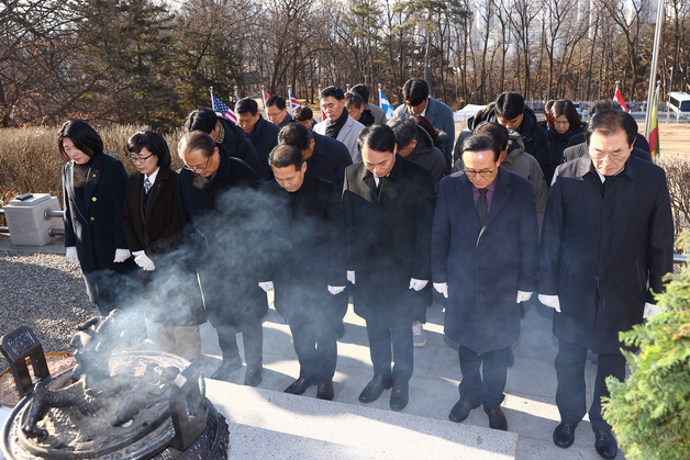 강원도의회, 병오년 새해맞이 신년참배