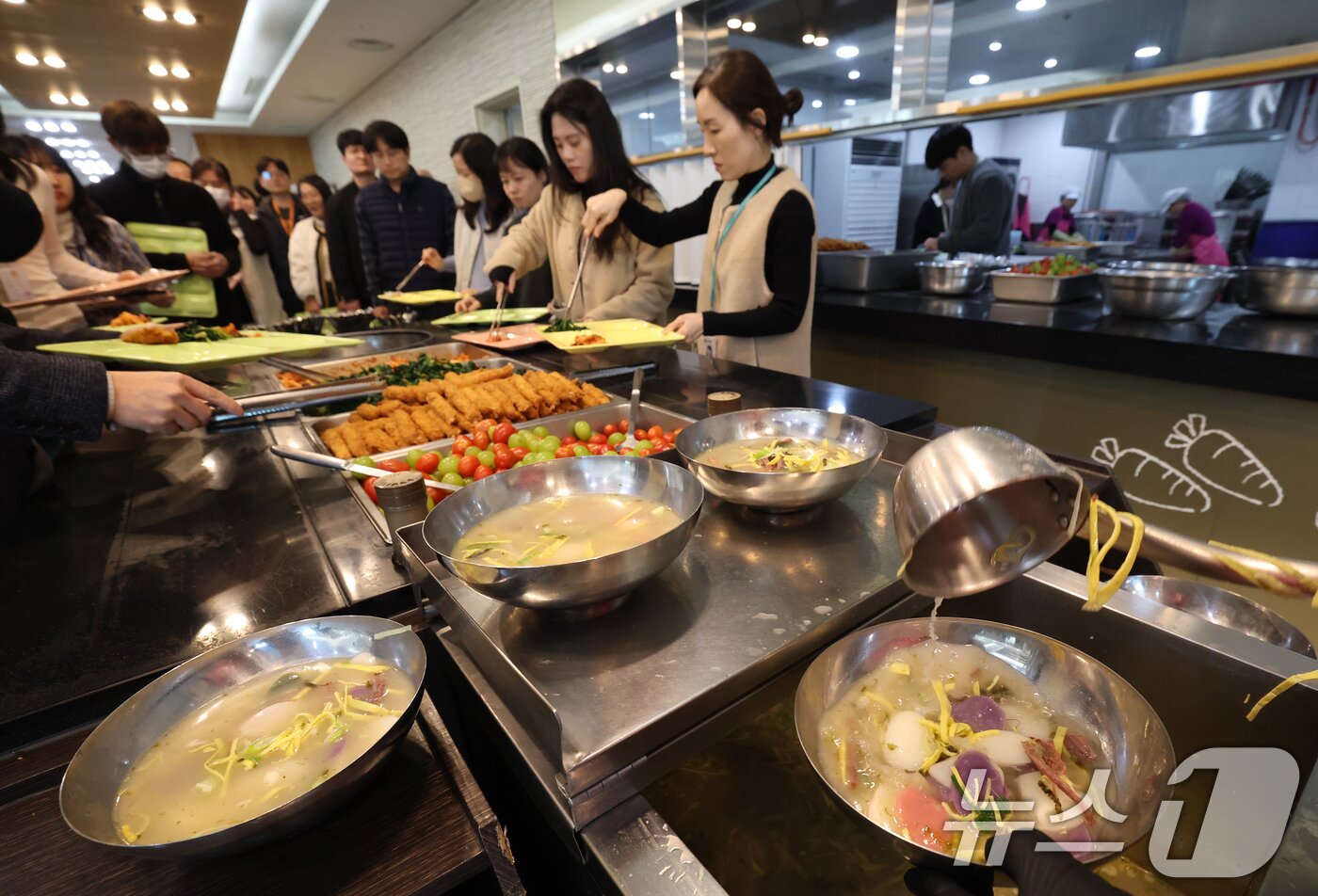 본문 이미지 - 한 시청 구내식당에서 2026년 병오년(丙午年) 새해를 맞아 떡국을 나눠주고 있다. /뉴스1 ⓒ News1 김영운 기자