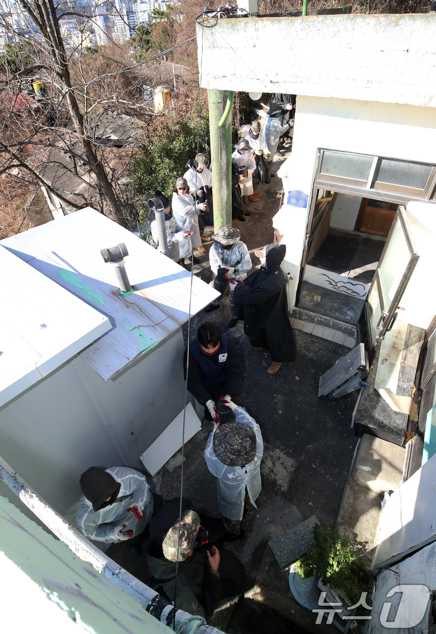 (부산=뉴스1) 윤일지 기자 = 2일 오전 부산 부산진구 부암동 일대에서 부산진구청 직원들과 봉사자들이 연탄 나눔 봉사활동을 하고 있다.부산진구는 이날 시무식을 대신해 연탄 150 …