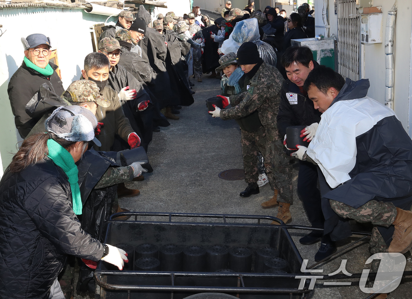 (부산=뉴스1) 윤일지 기자 = 2일 오전 부산 부산진구 부암동 일대에서 김영욱 부산진구청장(오른쪽 두번째), 부산진구청 직원들과 봉사자들이 연탄 나눔 봉사활동을 하고 있다.부산진 …