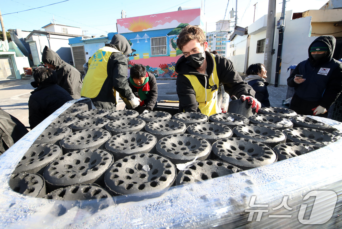 (부산=뉴스1) 윤일지 기자 = 2일 오전 부산 부산진구 부암동 일대에서 부산진구청 직원들과 봉사자들이 연탄 나눔 봉사활동을 하고 있다.부산진구는 이날 시무식을 대신해 연탄 150 …