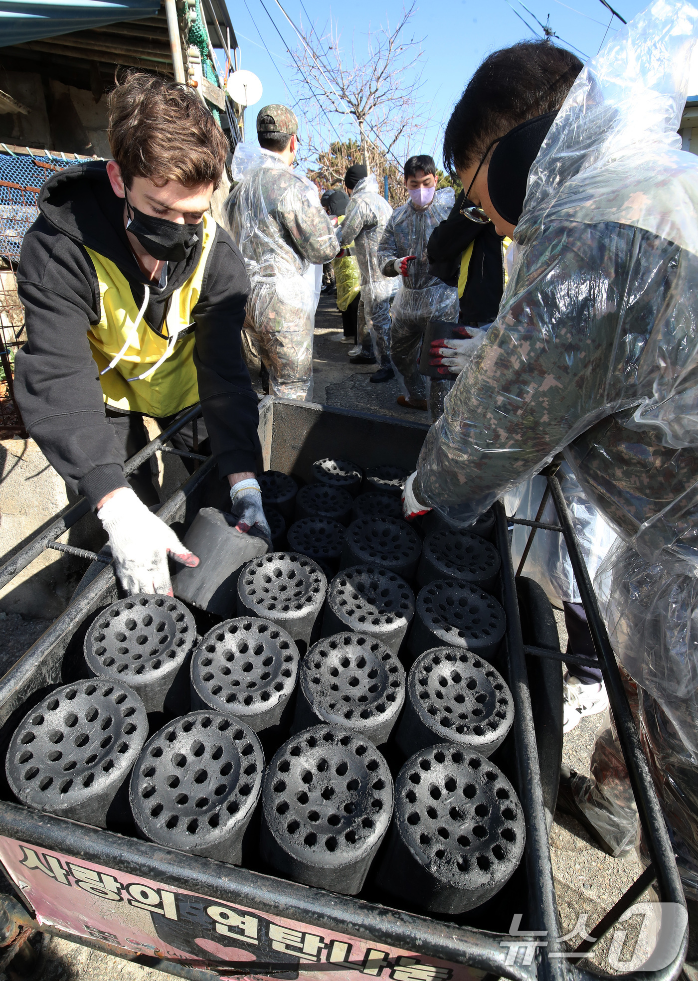 (부산=뉴스1) 윤일지 기자 = 2일 오전 부산 부산진구 부암동 일대에서 부산진구청 직원들과 봉사자들이 연탄 나눔 봉사활동을 하고 있다.부산진구는 이날 시무식을 대신해 연탄 150 …