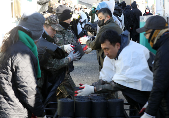 새해 시무식 대신 연탄 나눔 봉사활동