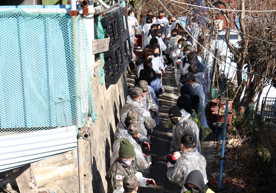 새해 시무식 대신 연탄 나눔 봉사활동