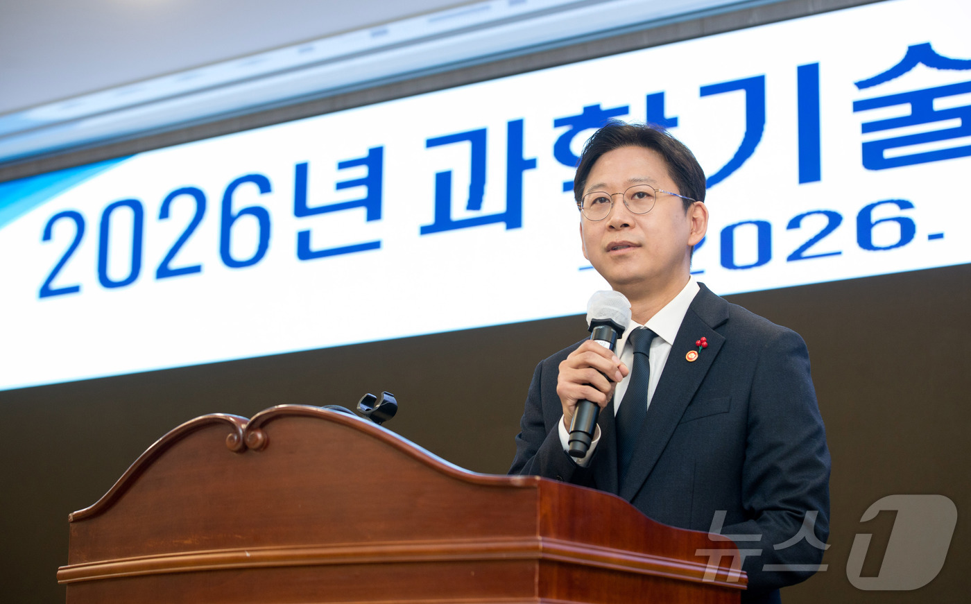 (서울=뉴스1) = 배경훈 부총리 겸 과학기술정보통신부 장관이 2일 오전 세종특별자치시 정부세종청사에서 열린 '2026 과학기술정보통신부 시무식' 에서 신년사를 하고 있다. (과학 …