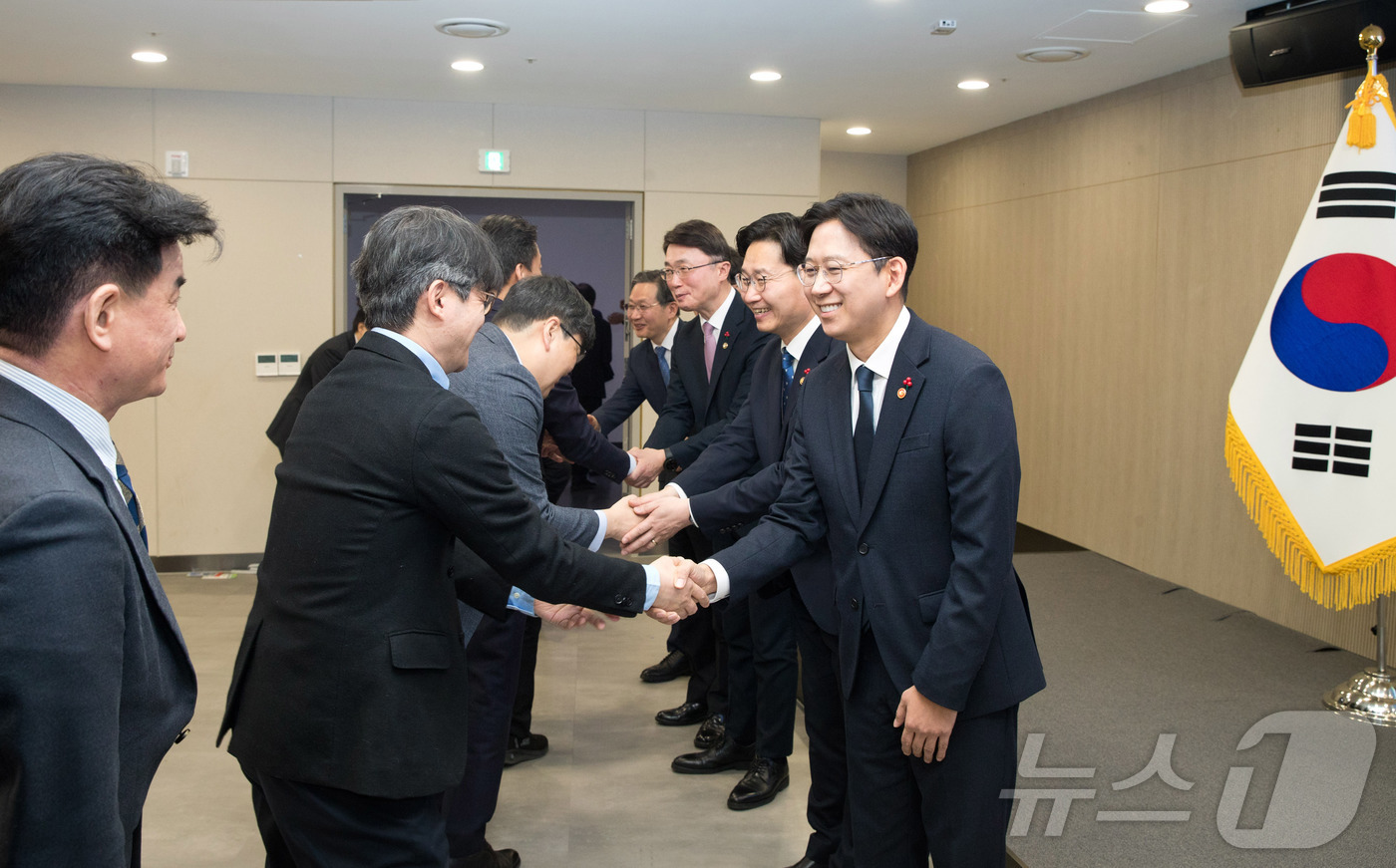 (서울=뉴스1) = 배경훈 부총리 겸 과학기술정보통신부 장관이 2일 오전 세종특별자치시 정부세종청사에서 열린 '2026 과학기술정보통신부 시무식'에서 참석자들과 악수를 하고 있다. …