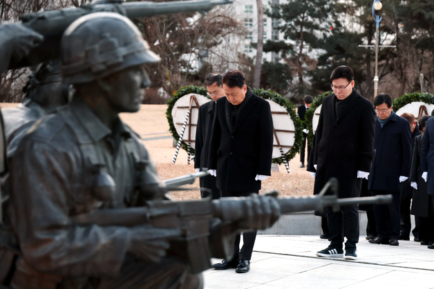 충북 지자체·정치권, 충혼탑 참배·시무식으로 새해맞이