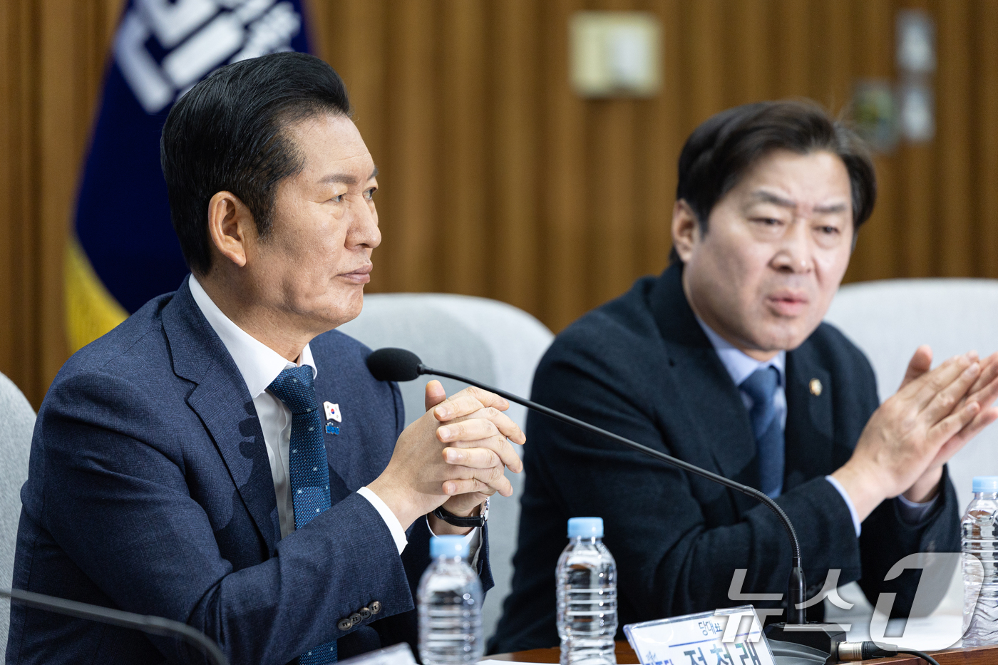 (서울=뉴스1) 이승배 기자 = 정청래 더불어민주당 대표가 2일 서울 여의도 국회에서 열린 시도당위원장 및 시도당지방선거기획단장 연석회의에서 생각에 잠겨있다. 2026.1.2/뉴스 …