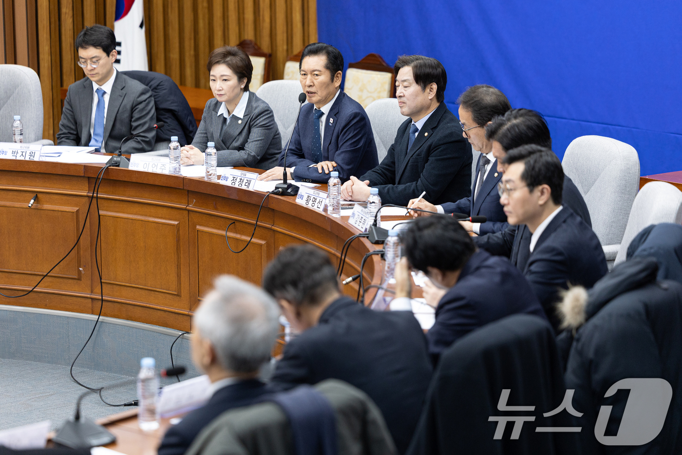 (서울=뉴스1) 이승배 기자 = 정청래 더불어민주당 대표가 2일 서울 여의도 국회에서 열린 시도당위원장 및 시도당지방선거기획단장 연석회의에서 모두발언하고 있다. 2026.1.2/뉴 …